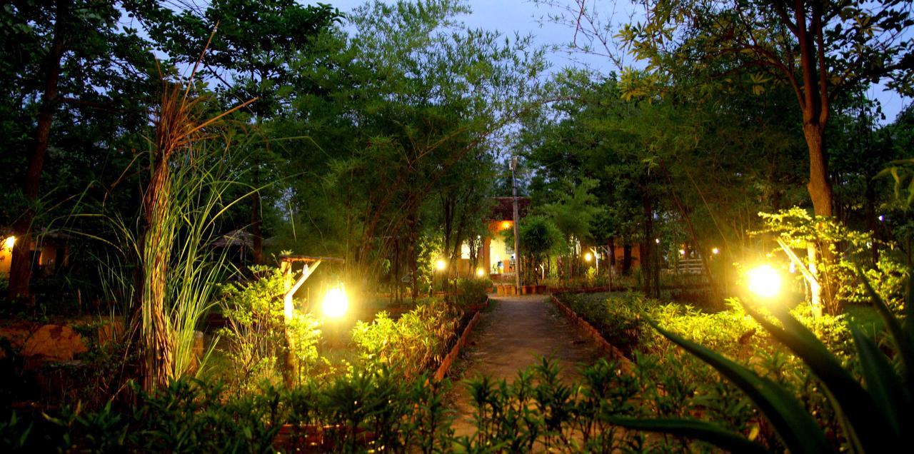 Pugmark Resort กานฮา ภายนอก รูปภาพ